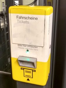 Machine for validating physical tickets